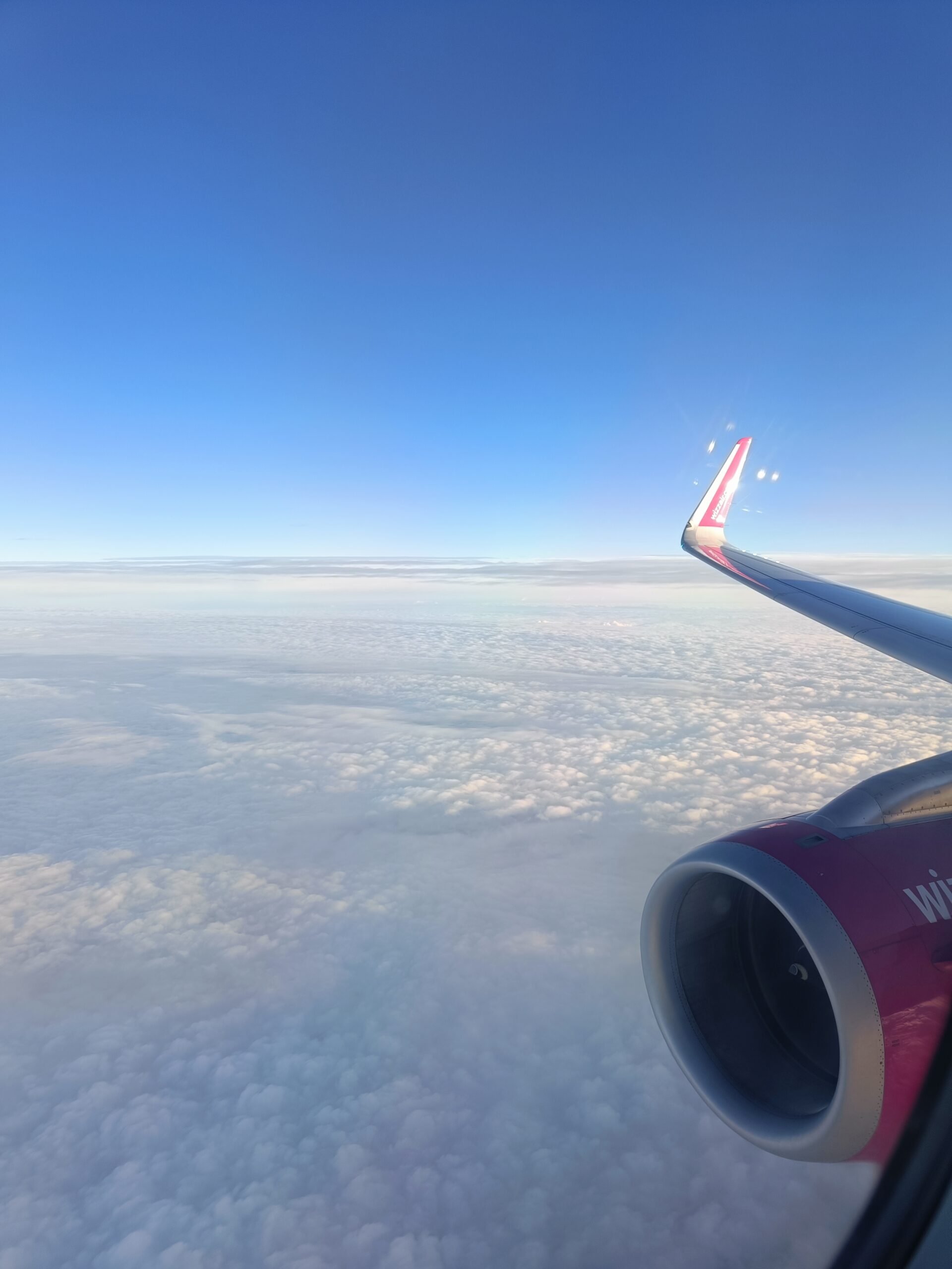 foto van een vleugel van een vliegtuig van WizzAir